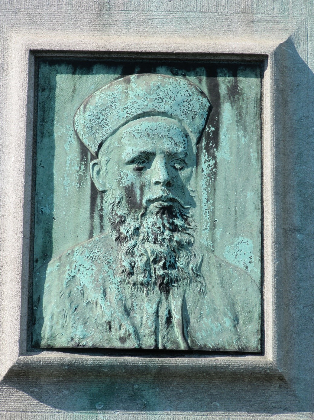 De beeltenis van Gisbert Jaspers op het monument van mgr. Hamer. portret Jaspers, monument Hamer