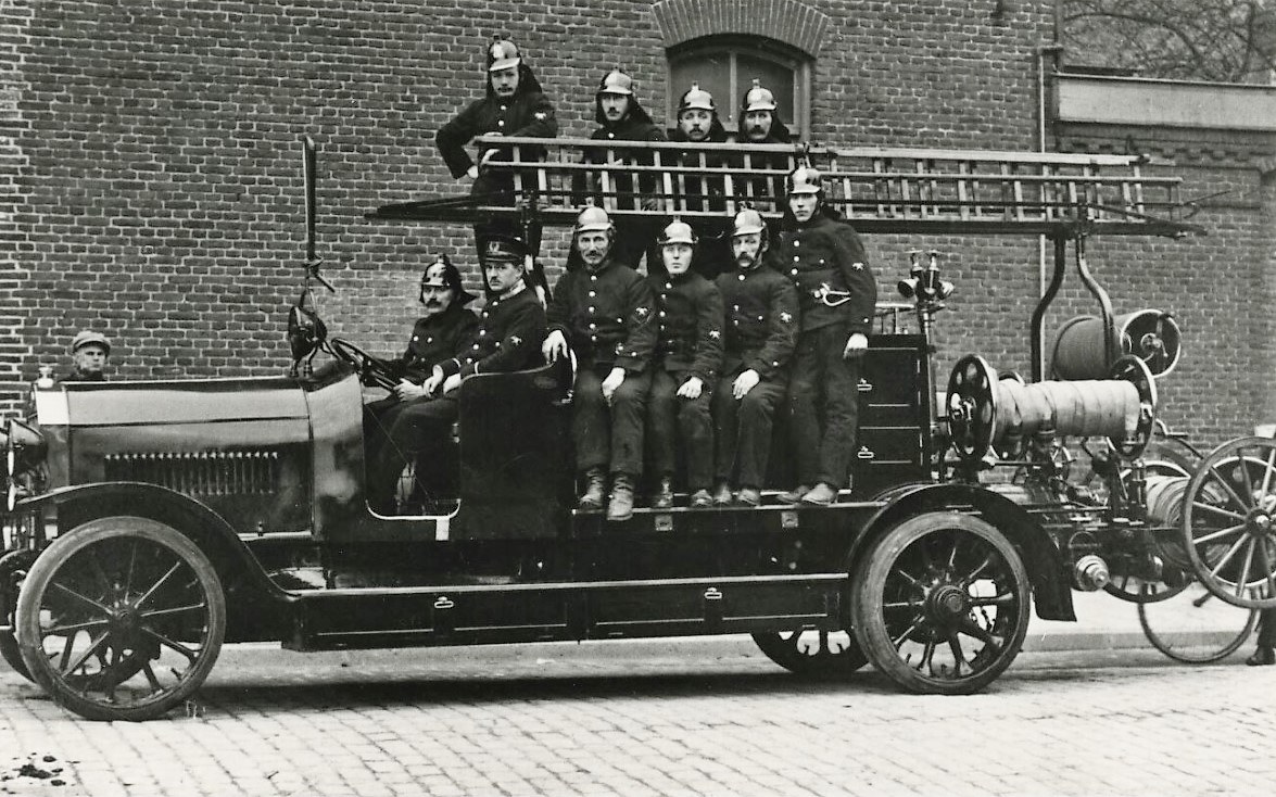 Het Eindhovense korps op de Benz autospuit in 1920. Benz 1920 Brandweer Eindhoven