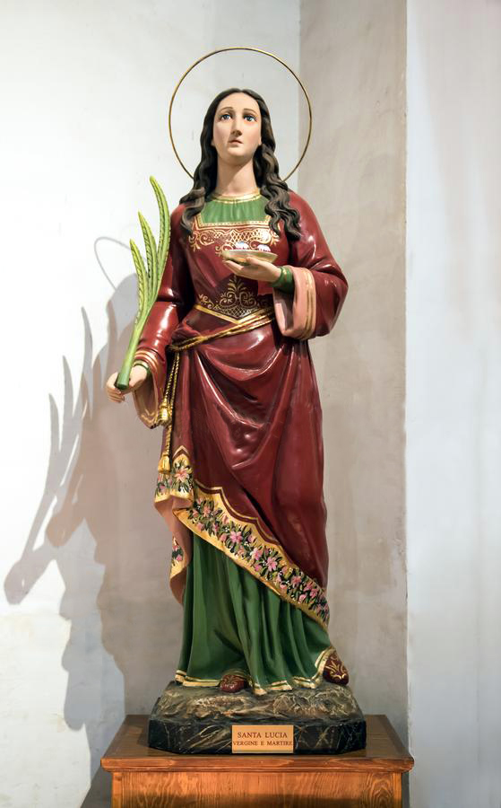 standbeeld van heilige Lucia van Syracuse, maagd en martelares st. lucia