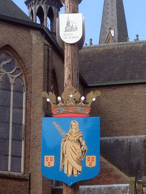 gemeenteschild op de meiboom.