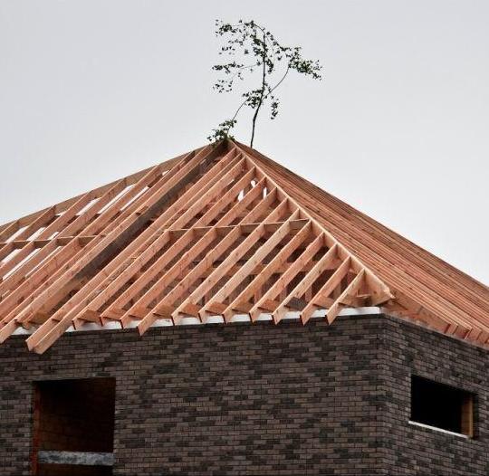 De richtmei in op de top van de woning. De richtmei in op de top van de woning.