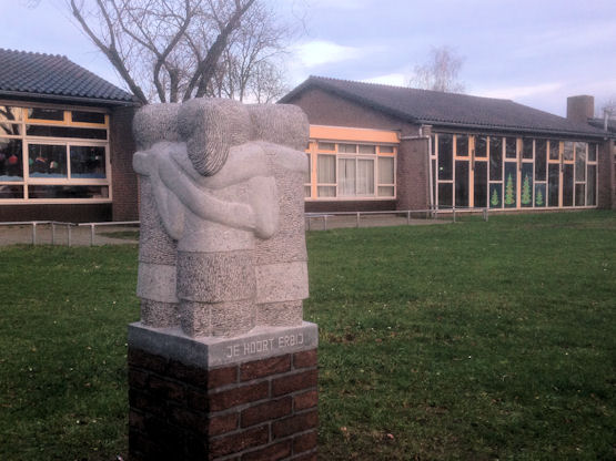 Het nieuwe beeld met op de achtergrond de Loeswijkschool. Klik voor meer informatie